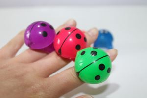 Beliebt bei den Kindern Käfer Ring Kapsel Spielzeug Flash-Spielzeug