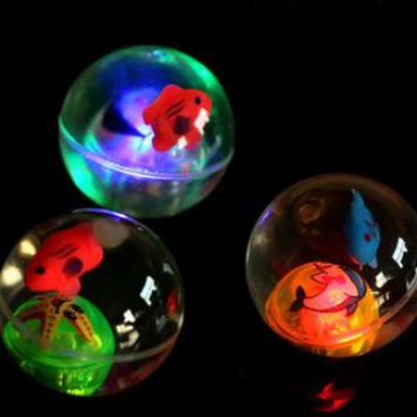 Springender Wasserball mit Fischen