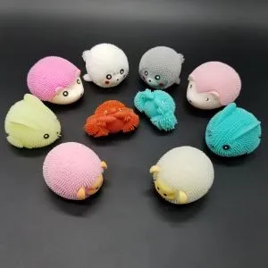Reizender tierischer stacheliger Puffer-Ball